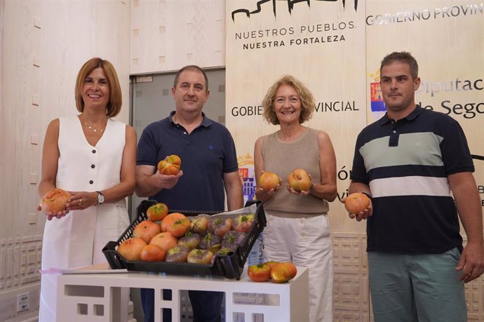 La diputada Magdalena Rodríguez (izda); el alcalde, José Antonio García; la hortelana Margarita Martín y el hortelano Daniel Ramos.