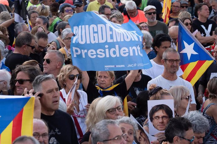 Decenas de personas durante la concentración para recibir al expresidente de la Generalitat Carles Puigdemont en el paseo Lluís Companys, a 8 de agosto de 2024