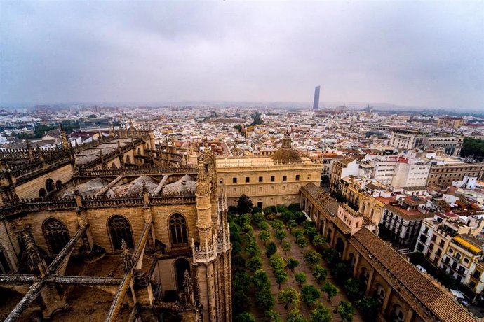 Archivo - Vista de la ciudad desde la Giralda donde se observa las consecuencias del humo procedente de los incendios de Canadá, a 29 de junio del 2023 en Sevilla, (Andalucía, España).