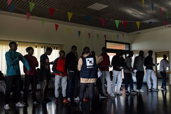 Archivo - Varios migrantes procedentes de Canarias con una voluntaria de Accem, en la Casa de Cultura de Dorrón, a 17 de noviembre de 2023, en Sanxenxo, Pontevedra, Galicia (España). 