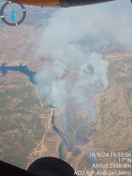 Vista aérea de la zona del incendio, poco después de declararse.