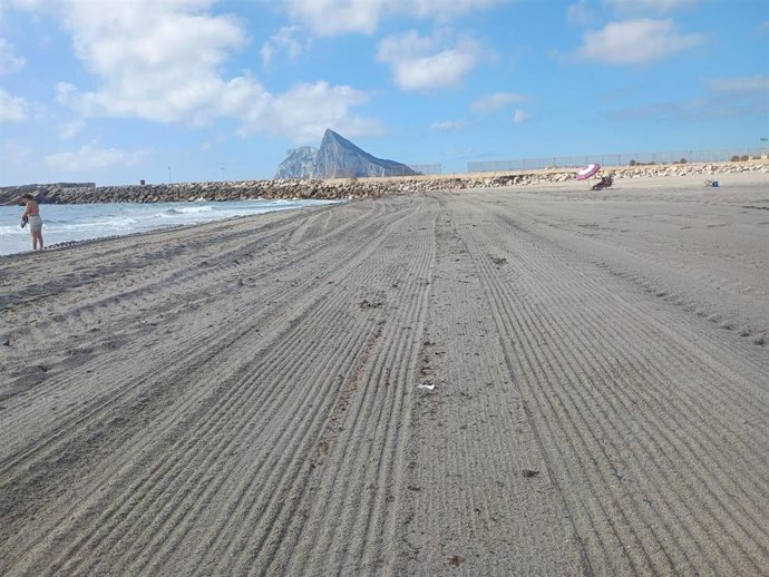 Playa de La Línea una vez retiradas las algas acumuladas