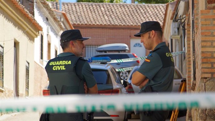 Agentes de la Guardia Civil en el lugar donde se han producido los hechos, a 17 de agosto de 2024, en Otero, Toledo, Castilla-La Mancha (España). Un hombre ha sido detenido por matar a tiros a la hija de su pareja, menor de edad y cerca de los 17 años, y 