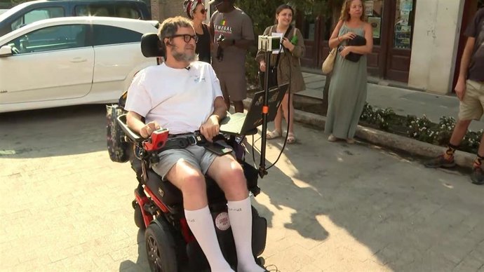 El científico del Centro Superior de Investigaciones Científicas (CSIC) e investigador principal del proyecto, Dabiz Riaño, hace una demostración del Proyecto Mizura.