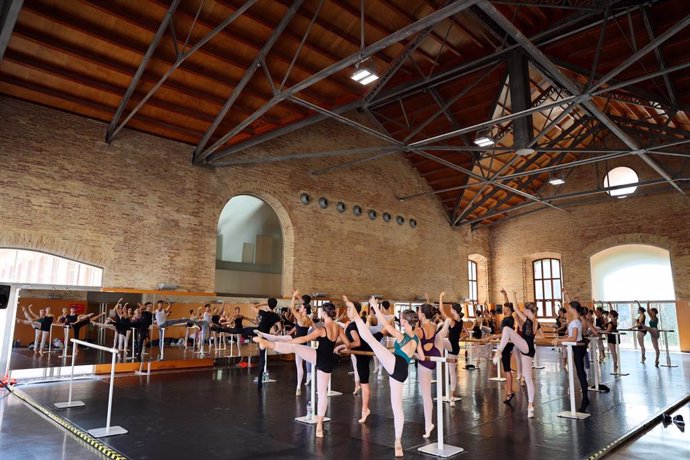 El Complejo Deportivo Cultural Petxina de València recibe a 127 bailarines en la XV edición del Campus Internacional Valencia Danza.