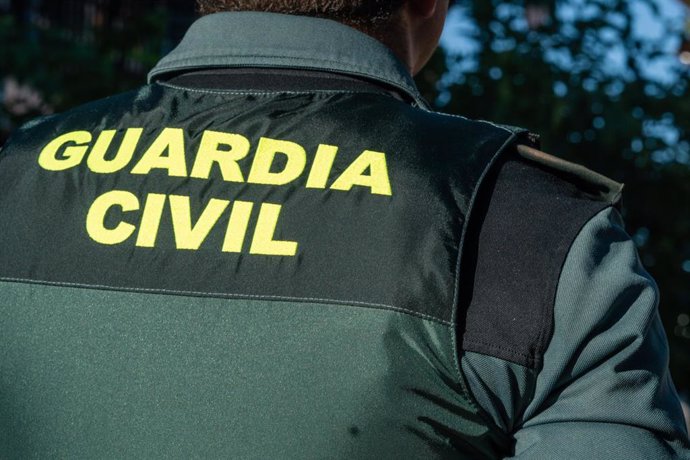 Un agente de la Guardia Civil durante el minuto de silencio por el asesinato de un menor, en la puerta del Ayuntamiento de Mocejón, a 18 de agosto de 2024, en Mocejón, Toledo, Castilla-La Mancha (España). El Ayuntamiento de Mocejón ha decretado tres días 