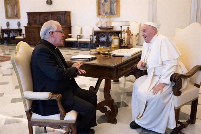 El arzobispo de Sevilla, José Ángel Saiz Meneses, con el papa Francisco