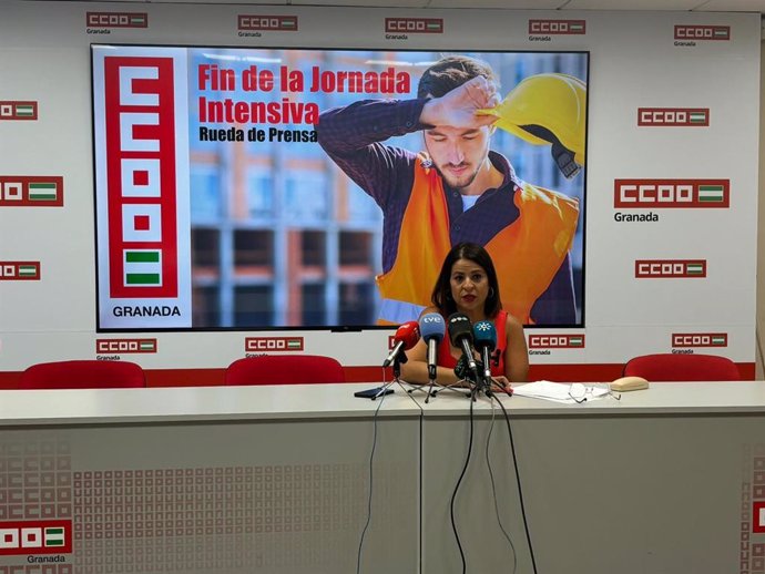 La secretaria general de CCOO del Hábitat de Granada, Angustias Díaz, en rueda de prensa