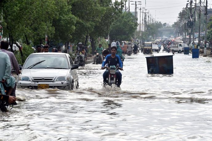 Una calle inundada por el temporal de lluvias en la ciudad paquistaní de Karachi