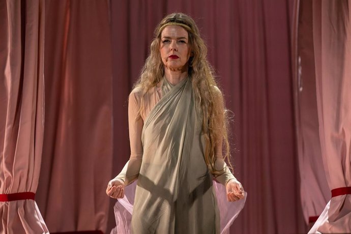 Archivo - La cantautora Christina Rosenvinge, durante el pase gráfico de la obra ‘Safo’ en el Teatro Romano de Mérida, a 5 de julio de 2022, en Mérida, Badajoz, Extremadura (España). 