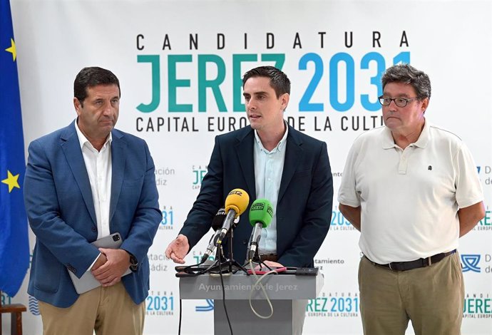 El teniente de alcaldesa de Servicios Públicos, Jaime Espinar, junto a otros responsables municipales presenta la salida de la Vuelta Ciclista a España desde Jerez.