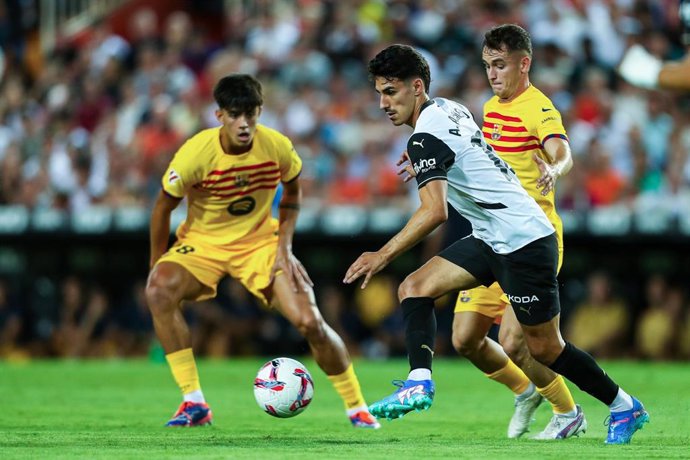 Marc Bernal (28) ante André Almeida en el Valencia-FC Barcelona de LaLiga EA Sports 24-25