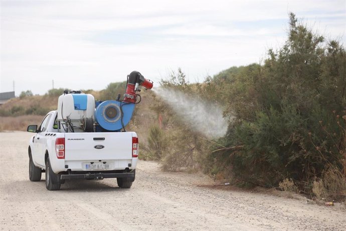 Un pick up nebulizador interviene en la campaña para el tratamiento contra los mosquitos que propagan el Virus del Nilo Occidental 