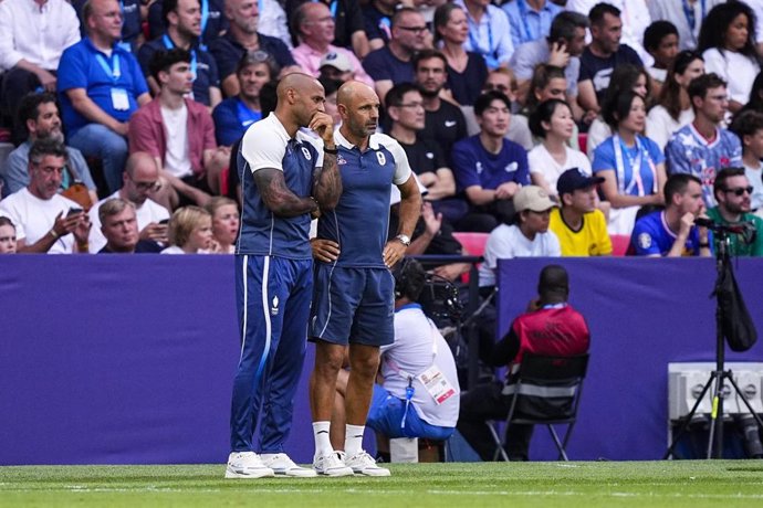 Thierry Henry habla con uno de sus ayudantes durante la final de los Juegos Olímpicos de París