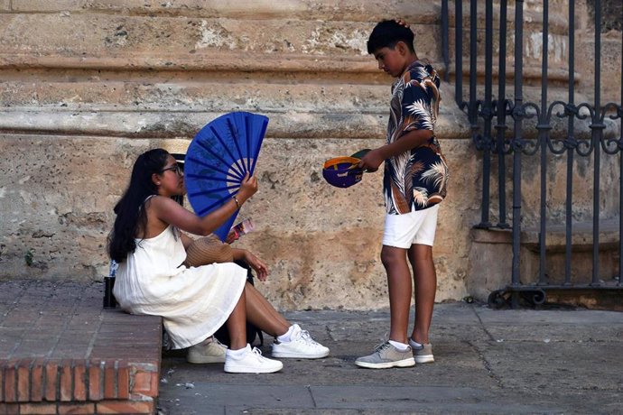 Varias personas resguardándose del calor.