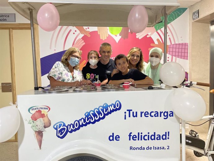 Pacientes y profesionales del Reina Sofia se muestran ilusionados con la visita del carrito de los helados de Buonisssimo.