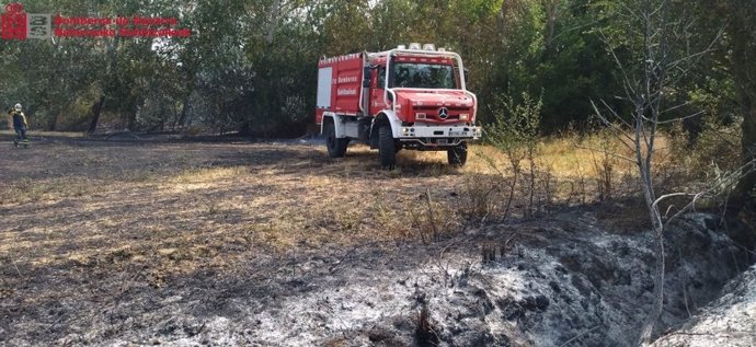 Efectivos del Servicio de Bomberos de Navarra han extinguido este lunes un fuego de rastrojo que se ha declarado sobre las 11.04 horas en el término de Olza (Cendea de Olza).