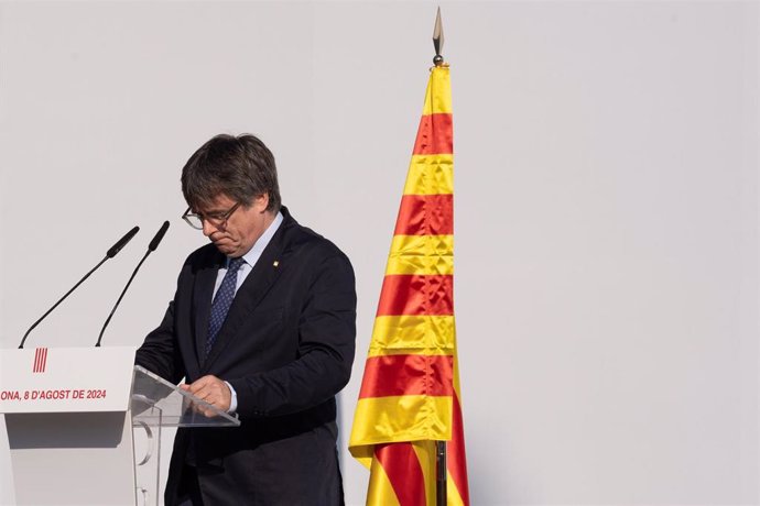 El expresidente de la Generalitat de Catalunya Carles Puigdemont interviene en un acto de bienvenida organizado por entidades independentistas en el paseo Lluís Companys, a 8 de agosto de 2024, en Barcelona