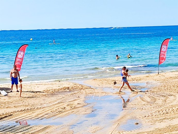 Cerrado un tramo de la playa del Arenal-Bol de Calp por la posible rotura de un colector de agua depurada