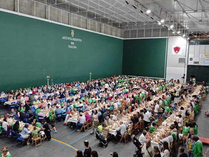 Cena con motivo de la Fiesta de 'Los Gallos' celebrada en el Polideportivo de Nalda