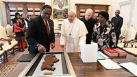 El Papa recibe al presidente de Malawi y le regala una pieza que representa un barco de migrantes