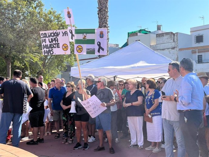 Concentración de los vecinos de La Puebla del Río  (Sevilla) en protesta por el virus del Nilo.