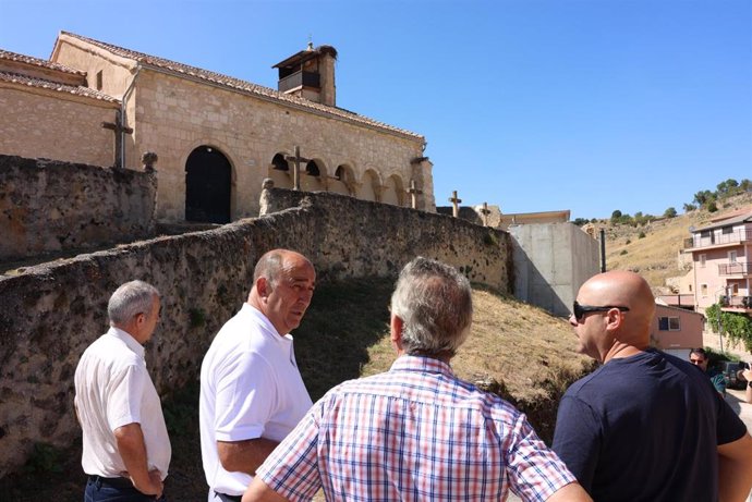 El presidente de la Diputación, Miguel Ángel de Vicente, con representantes de Castroserna de Abajo.