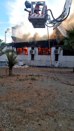 Imagen del salón de celebraciones incenciado en Aznalcázar