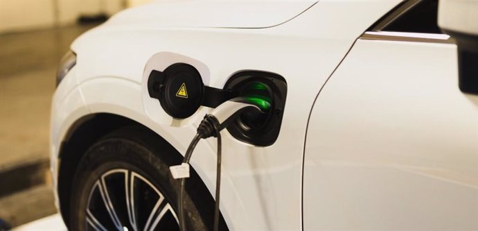 El mantenimiento de un coche eléctrico premium es un 85% más que caro que uno convencional, según Solera.