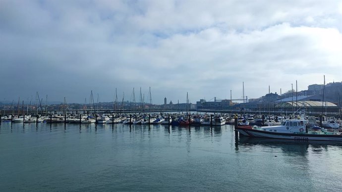 Archivo - Nubes y claros en Santurtzi (Bizkaia).