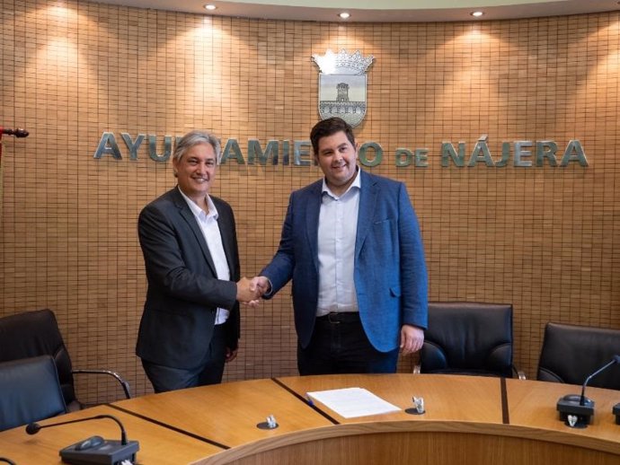 El consejero de Cultura, Turismo, Deporte y Juventud, José Luis Pérez Pastor, y el alcalde de Nájera, Jorge Salaverri, tras la firma del convenio