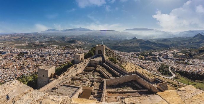 Archivo - El Castillo de Santa Catalina, con la ciudad y la sierra al fondo, vistos desde la torre del homenaje.