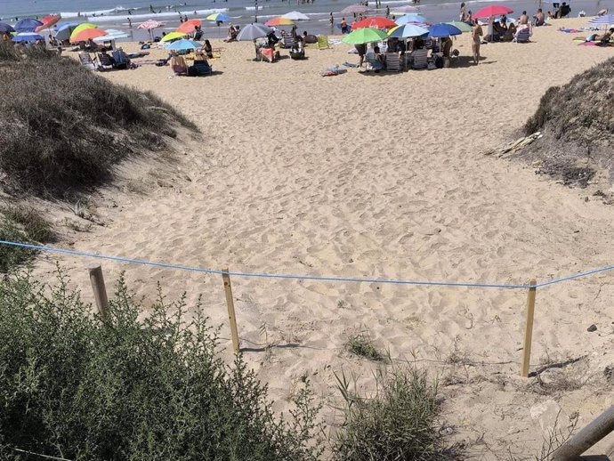 Zona acordonada en la playa de El Palmar para proteger la zona dunar.