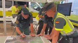 Agentes de la Guardia Civil en el puesto de mando avanzado del incendio.