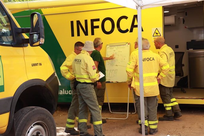 Miembros del Plan Infoca en el puesto de mando avanzado desplegado en Andújar (Jaén).