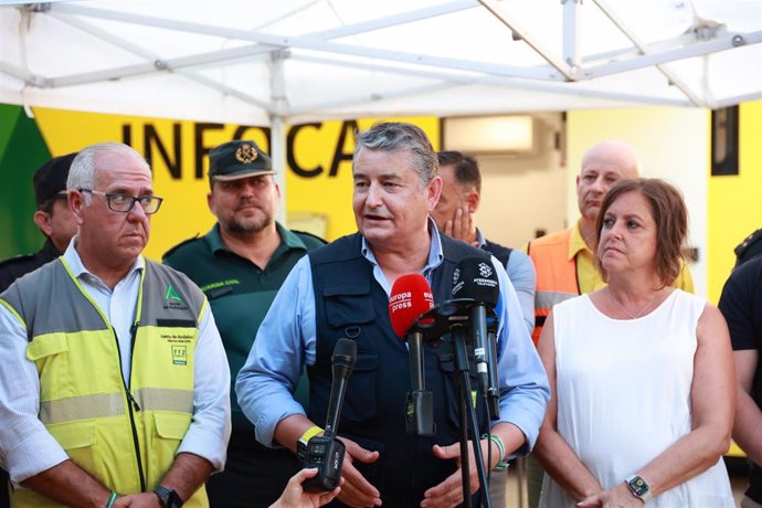 El consejero de la Presidencia, Antonio Sanz (c), anuncia la estabilización del incendio de Andújar acompañado por la consejera de Sostenibilidad, Catalina García (d), y el delegado de la Junta en Jaén, Jesús Estrella (i).