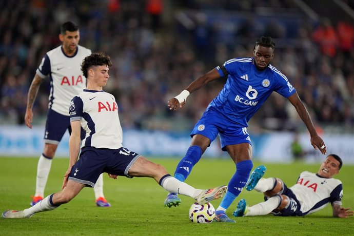 19 August 2024, United Kingdom, Leicester: Tottenham Hotspur's Archie Gray (L) and Pedro Porro (R) battle for the ball with Leicester City's Stephy Mavididi during the English Premier League soccer match between Leicester City and Tottenham Hotspur at the