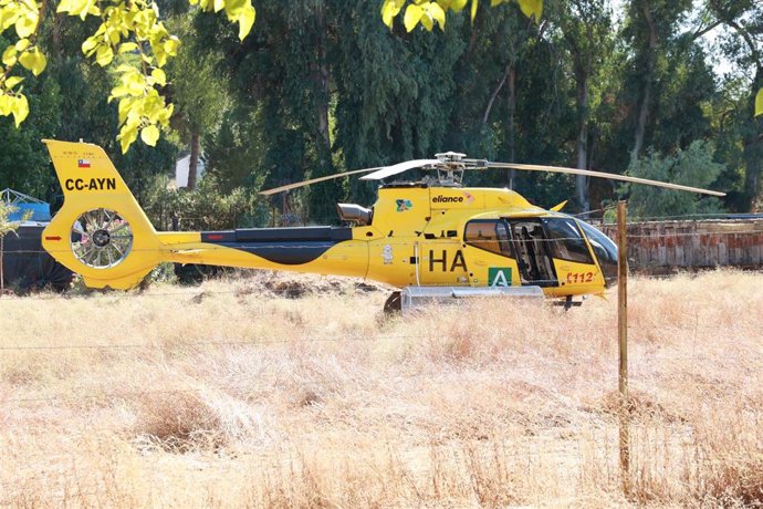 Helicópetro del 112 en el puesto de mando avanzado del incendio de Andújar (Jaén).