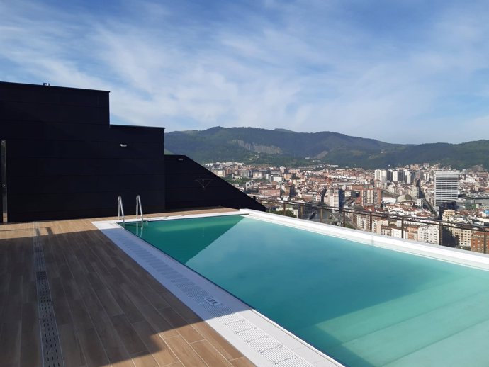 Vista de Bilbao desde una terraza con piscina