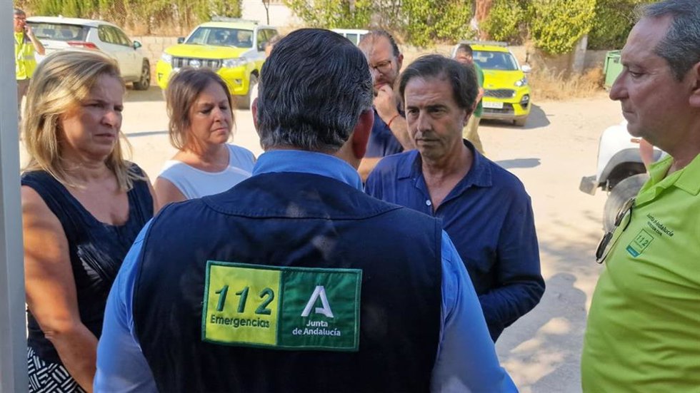 Benito Morillo (2d), conversa en el puesto de mando del incendio de Andújar con Antonio Sanz y otros responsables del dispositivo.