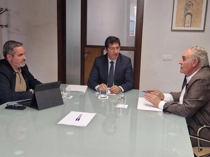 El vicepresidente segundo de Castilla-La Mancha, José Manuel Caballero, ha mantenido un encuentro con el presidente de ASAJA, José María Fresneda.