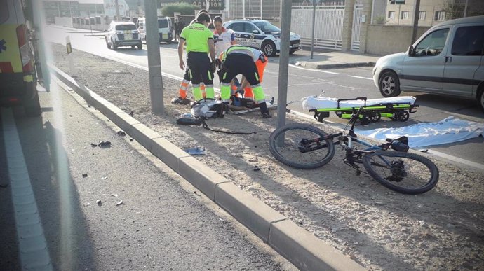 Localizado el conductor de un vehículo dado a la fuga tras colisionar con una bicicleta en Elche