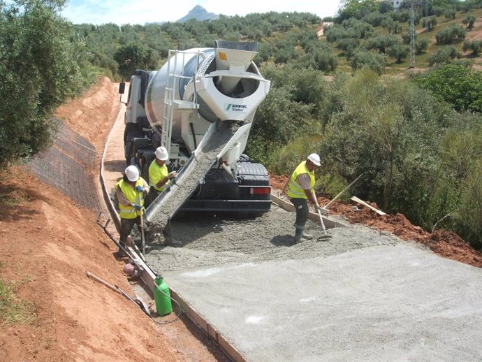 Operarios en una de las intervenciones financiadas por la Junta de Andalucía en caminos rurales.