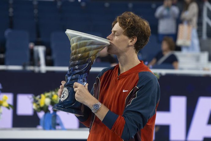 19 August 2024, US, Mason: Italian tennis player Jannik Sinner celebrates with the trophy after defeating USA's Frances Tiafoe in the men's singles final match of the Cincinnati Open at the Lindner Family Tennis Center. Photo: Wally Nell/ZUMA Press Wire