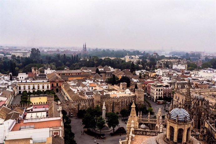 Archivo - Vista de la ciudad desde la Giralda donde se observa las consecuencias del humo procedente de los incendios de Canadá, a 29 de junio del 2023 en Sevilla, (Andalucía, España). 