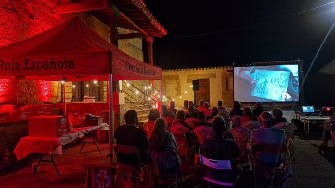 Uno de los pueblos beneficiarios del programa CRECE, disfruta de una sesión de cine de verano