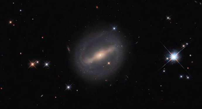 Latam.-Ciencia.-Hubble observa una galaxia espiral barrada