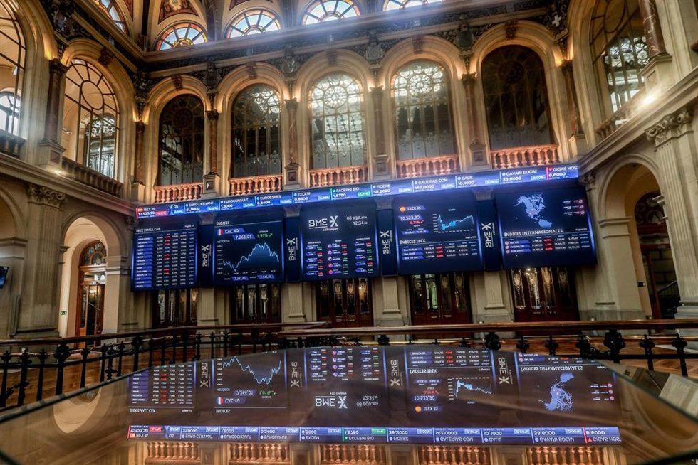 Paneles del Ibex 35 en el Palacio de la Bolsa, a 8 de agosto de 2024, en Madrid (España).
