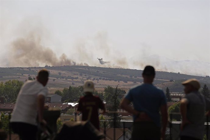 Vista del humo en la zona del incendio, a 19 de agosto de 2024, en Astorga, León, Castilla y León (España). 