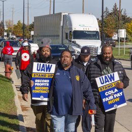 Archivo - El presidente del sindicato del automóvil estadounidense UAW critica a Stellantis en la convención demócrata. 